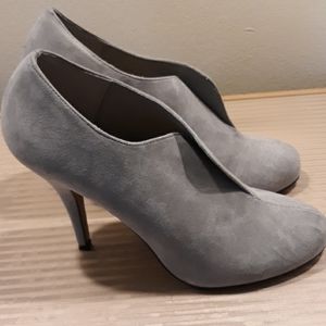 Like NEW! Apt 9 Grey Faux-Suede Sz 10 Shootie